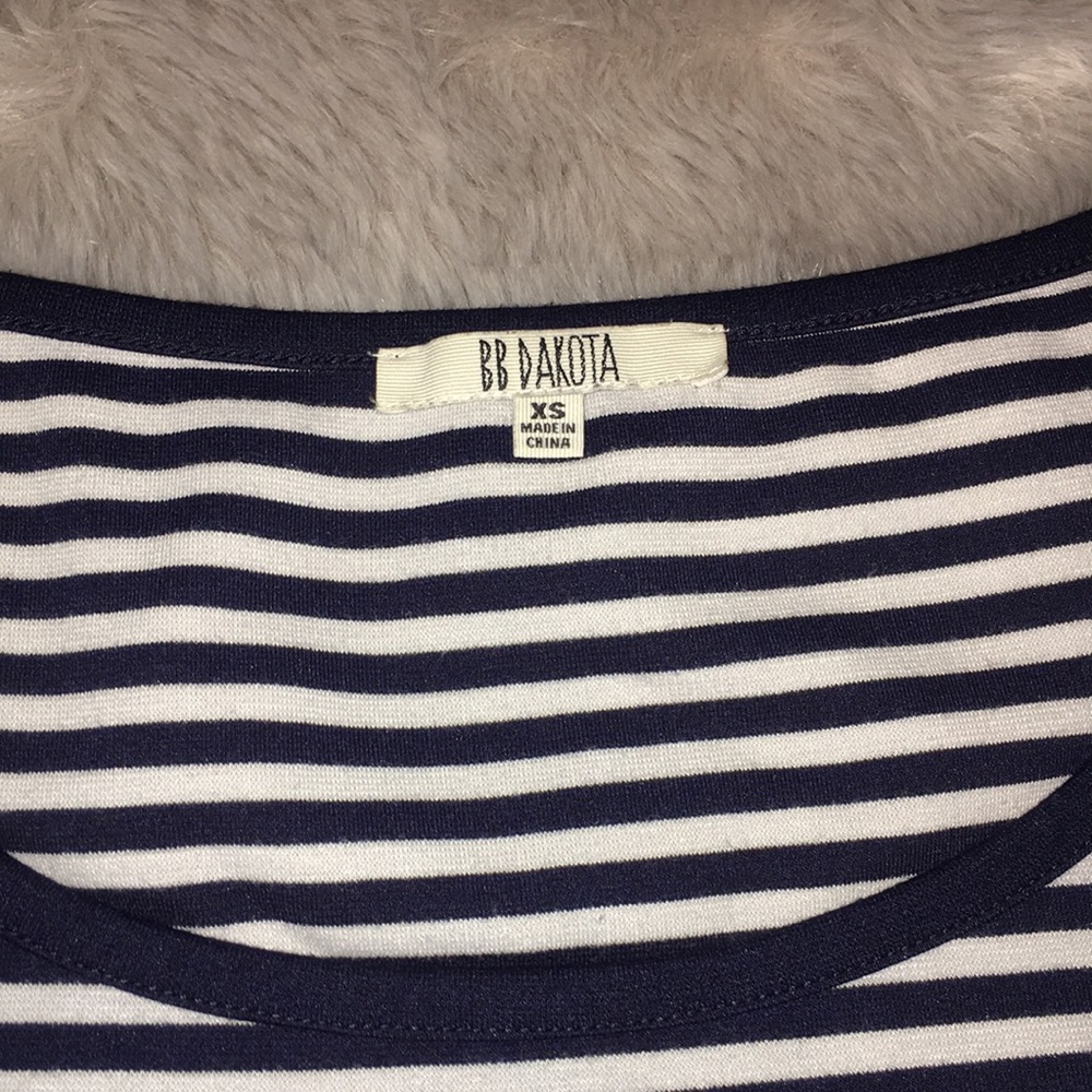 Figure-Flattering Mini - Picture 2 of 3